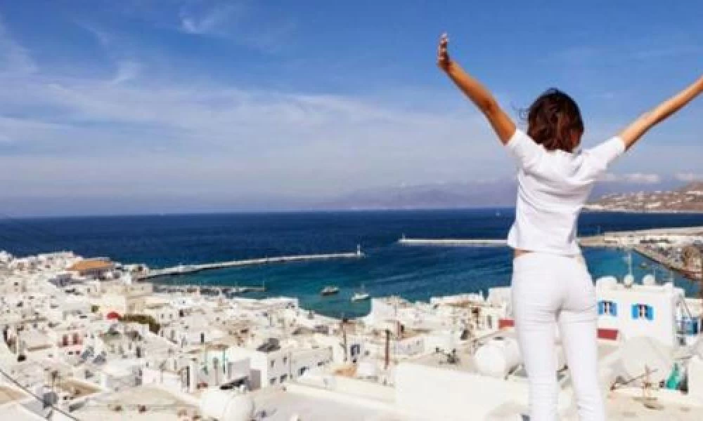 Reuters: Η Ελλάδα από τον Μάιο θα ετοιμάζει ξαπλώστρες και ομπρέλες για τους τουρίστες